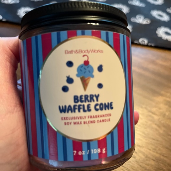 Bath & Body Works Berry Waffle Cone Candle - Picture 2 of 3
